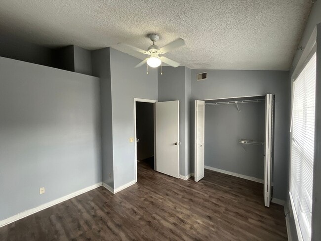 Building Photo - For Rent-2-bedroom, 2.5-bathroom located in the vibrant community of Tampa