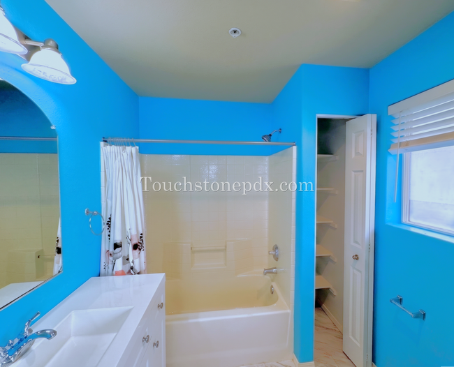 Building Photo - $500 off Move-In Special! Must Apply before the Weekend! 3 Bed/2.5 bath Townhome w/Deck in near P...