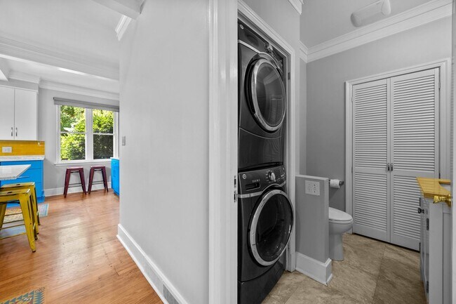 Building Photo - Gorgeous and Spacious 3 Bedroom Ranch in T...