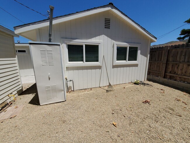 Building Photo - Newly Remodeled 2 Bedroom 1 Bath Back House