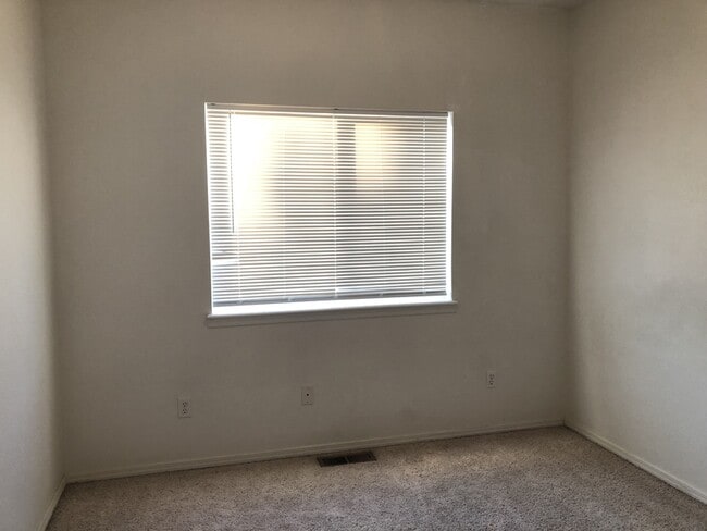 Building Photo - 944 NW Oak Pl