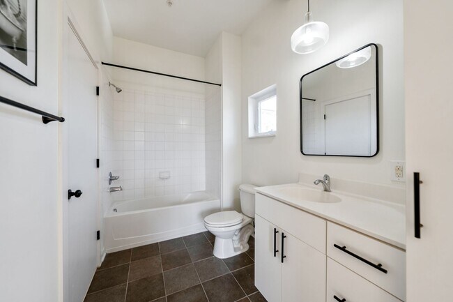 Building Photo - Downtown Durham 1bd/1ba Top Floor Corner Unit Condo!