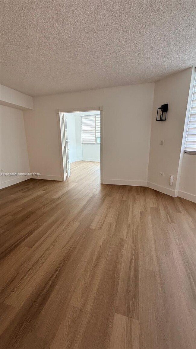 Building Photo - 801 Brickell Bay Dr