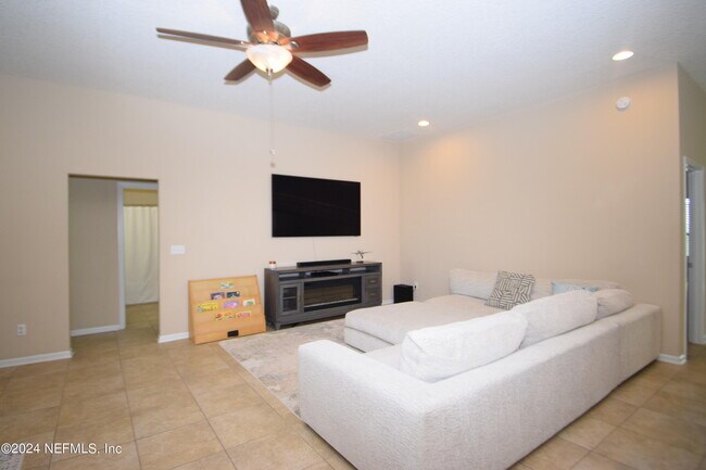 Building Photo - 12593 Itani Wy