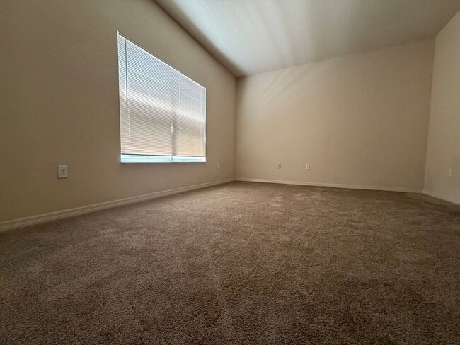 Building Photo - Beautiful 3 room /2.5 bath Gated Community W/ Pool Close to the Skyway