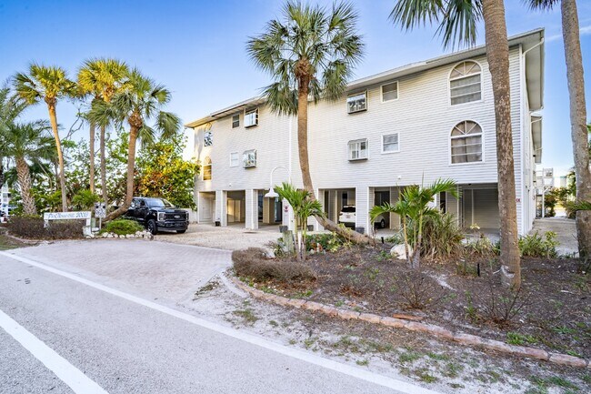 Building Photo - Gorgeous 2/2 condo at Indian Shores