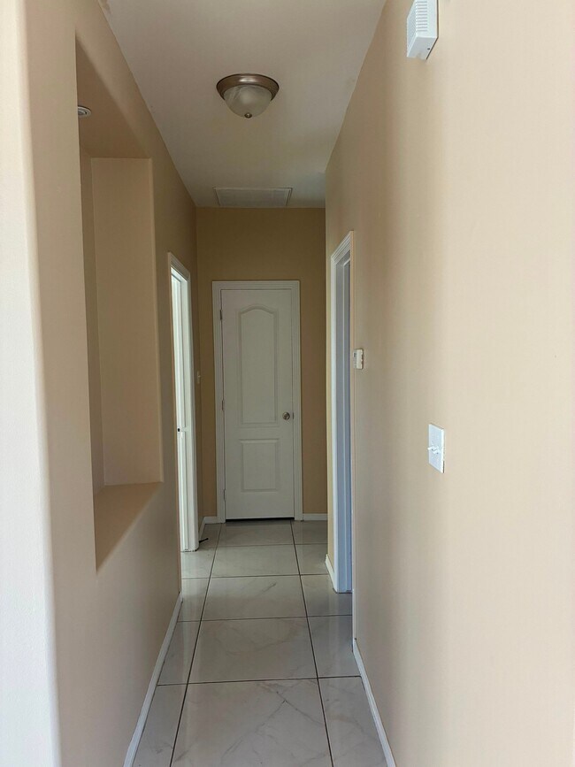 Building Photo - 3012 Basil Dr