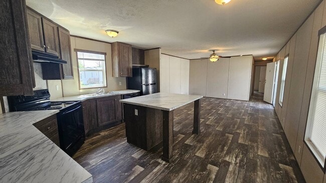 Building Photo - 2320 E MacArthur Rd