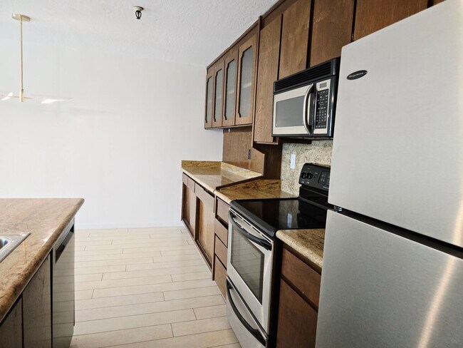 Building Photo - Top Floor Condo Unit