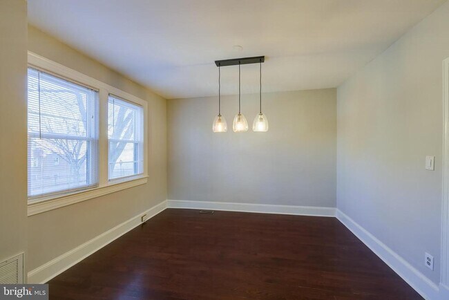 Building Photo - 1900 Q St SE