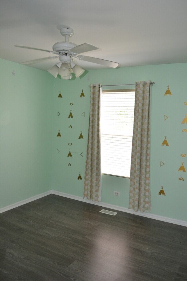 Building Photo - 169 Springbrook Trail S