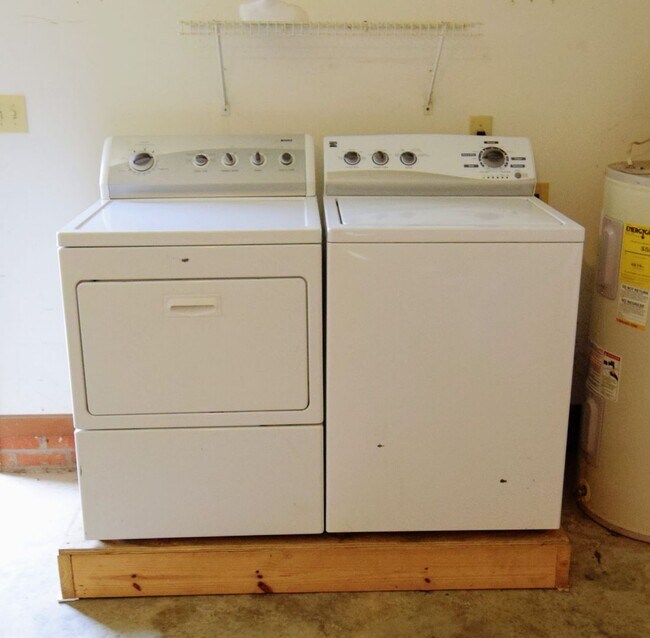 Building Photo - 205 Sparrow Dr