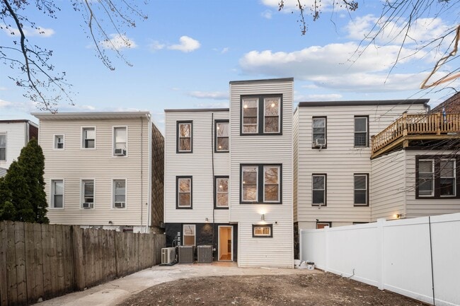 Building Photo - 1111 53rd St