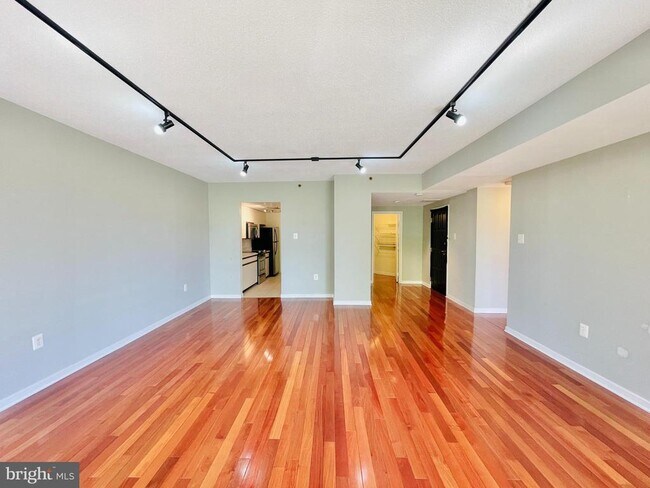Building Photo - 1530 Key Blvd