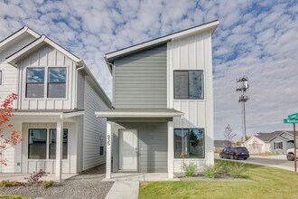 Building Photo - Beautiful, Modern 2 Bedroom Cottage Availa...