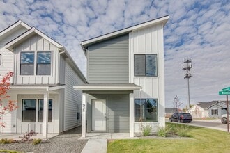 Building Photo - Beautiful, Modern 2 Bedroom Cottage Available!