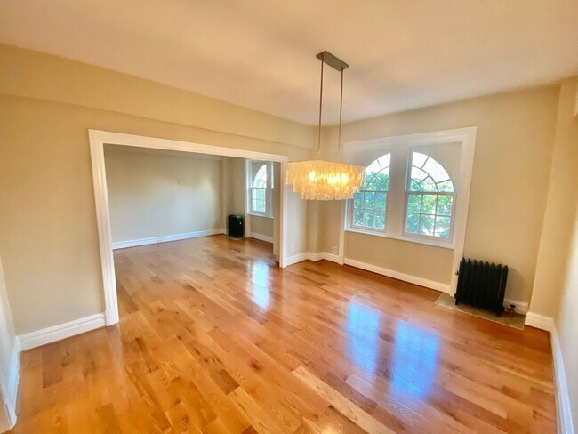 Building Photo - Have Breakfast at Tiffany's! Dupont's Gleaming Light Filled 2 En-suites w/ W/D at the Tiffany!