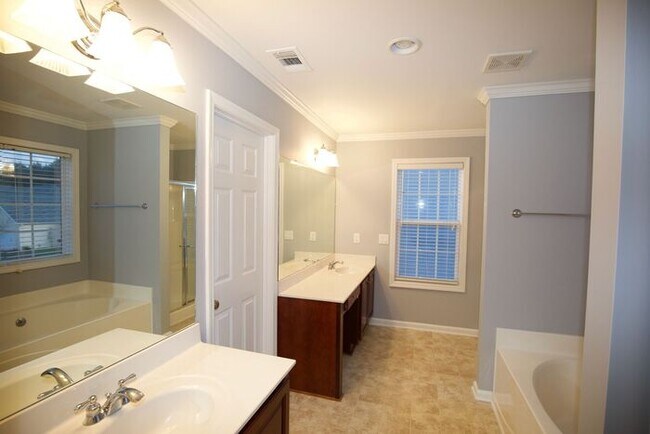 Building Photo - 7897 The Lakes Point