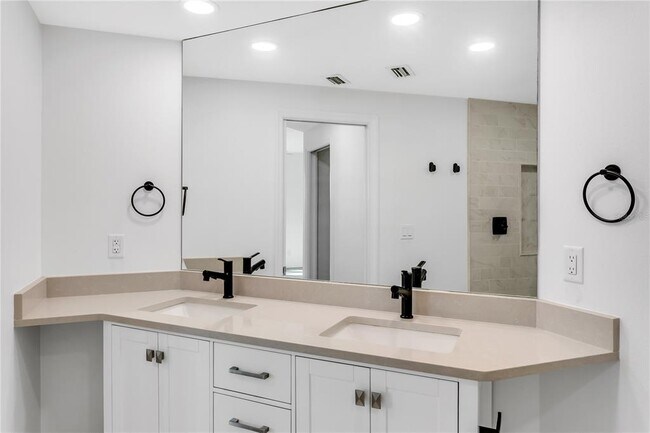 Building Photo - 1000 S Harbour Island Blvd