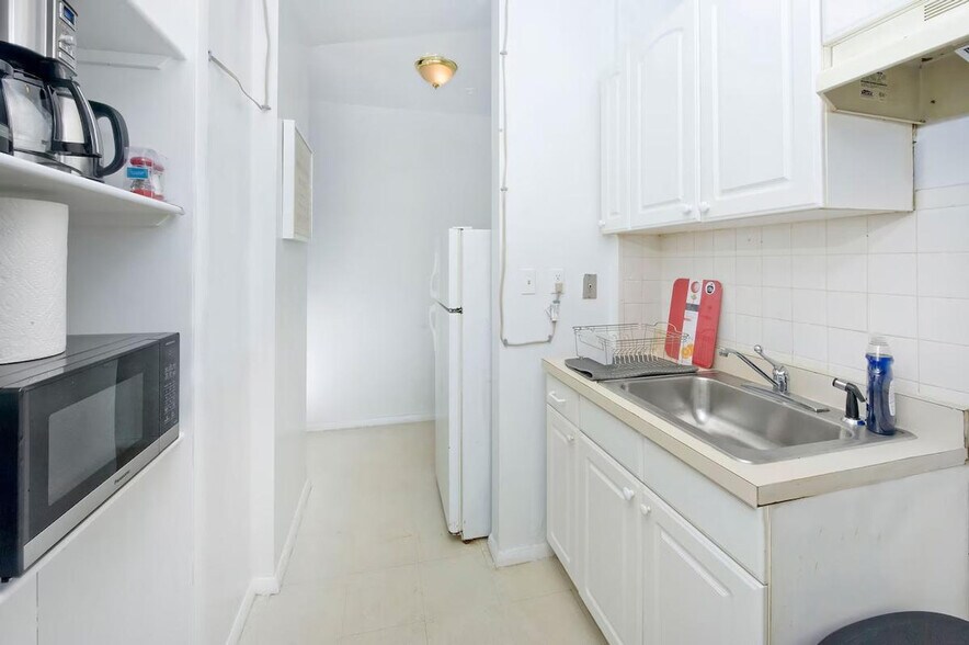 Building Photo - 135 E 94th St