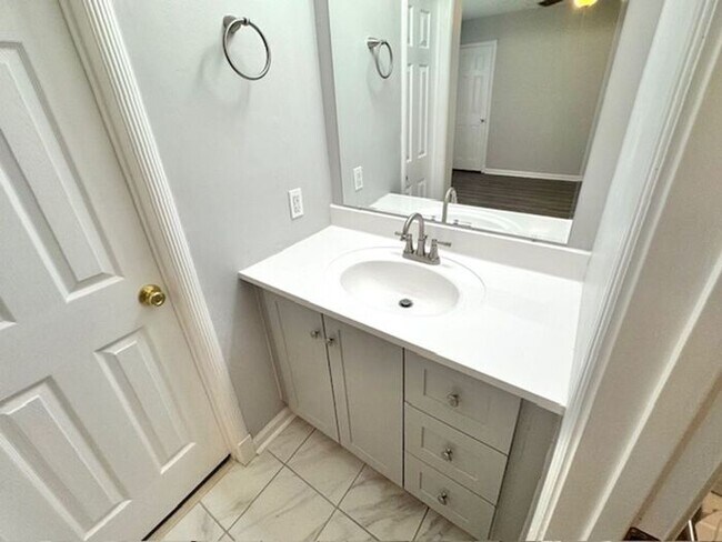 Building Photo - OPEN HOUSE! Renovated Bartlett Home- Highl...