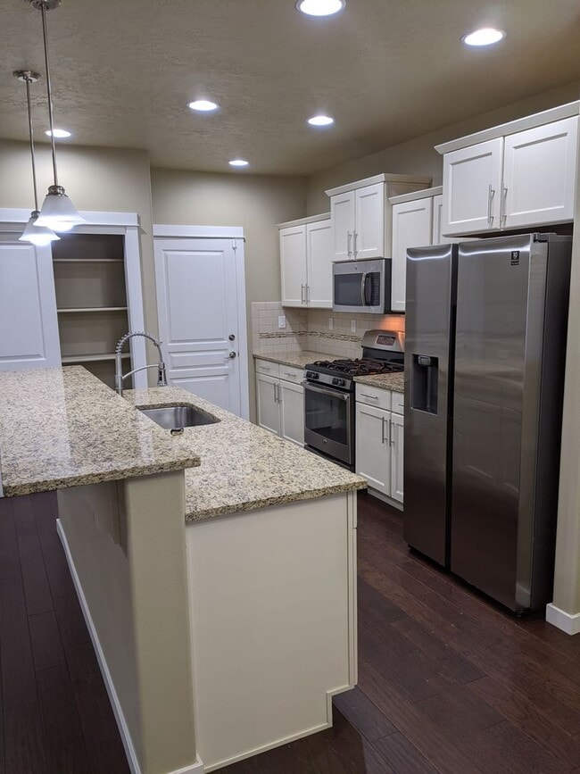 Building Photo - Beautiful 3 Bedroom, 2.5-Bath Home With Op...