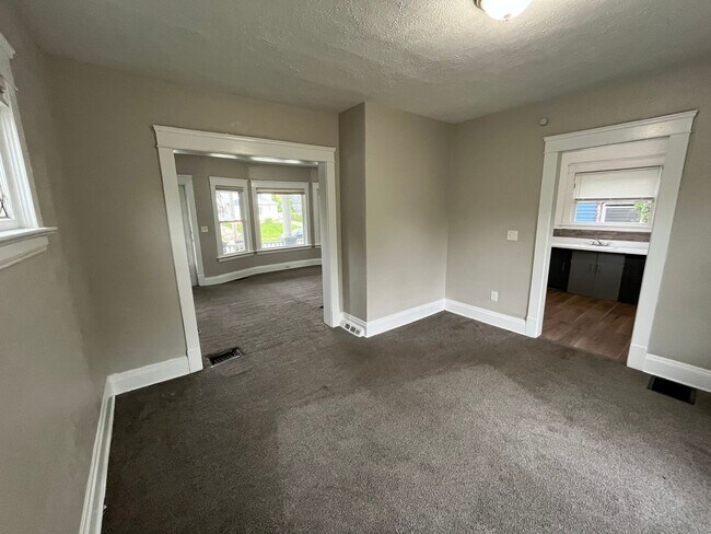 Building Photo - Three bedroom one bathroom single family home for rent MOVE IN SPECIAL - HALF OFF FIRST MONTHS RENT