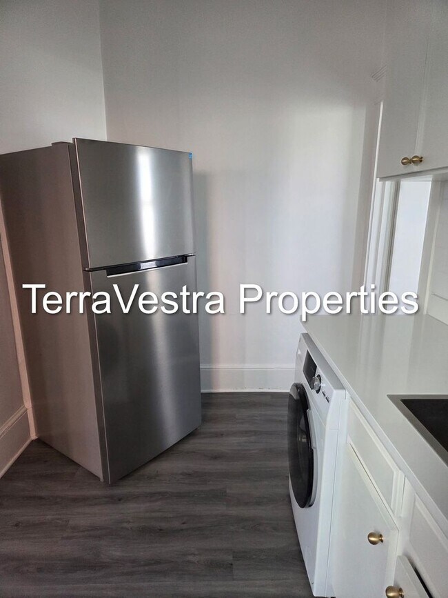 Building Photo - 28 W Madison Ave