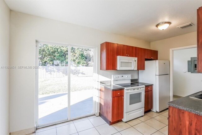 Building Photo - 1231 NE 214th St