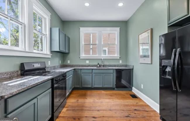 Building Photo - 657 E Henry St