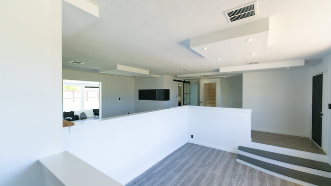 Building Photo - 321 Cornell Dr