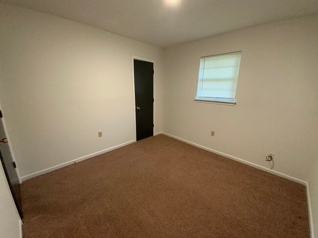 Building Photo - 3 Bedroom/1.5 bathroom Duplex