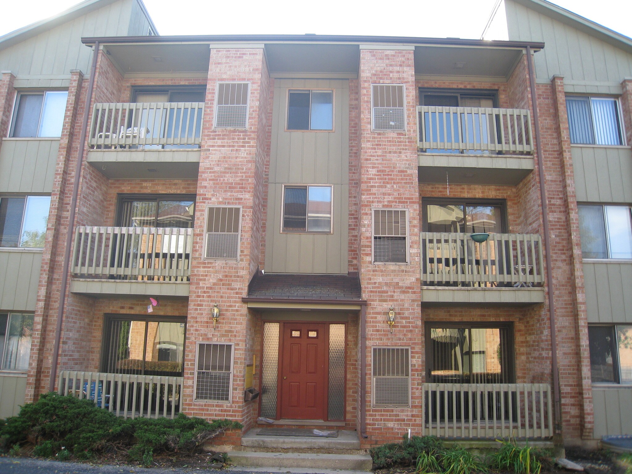 Building Photo - 152 N Brockway St