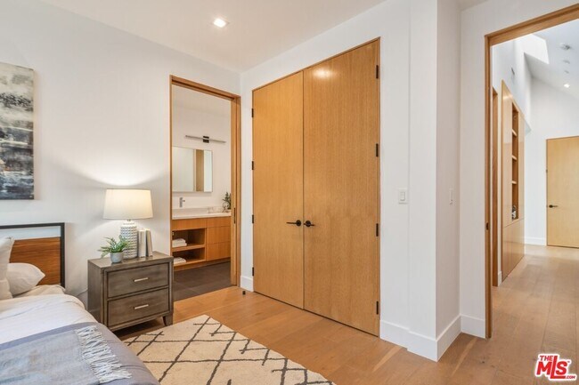 Building Photo - 722 Marine St