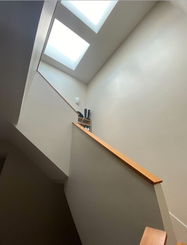 Building Photo - Luxury Allston 4-bed+2.5-bath+2-parking