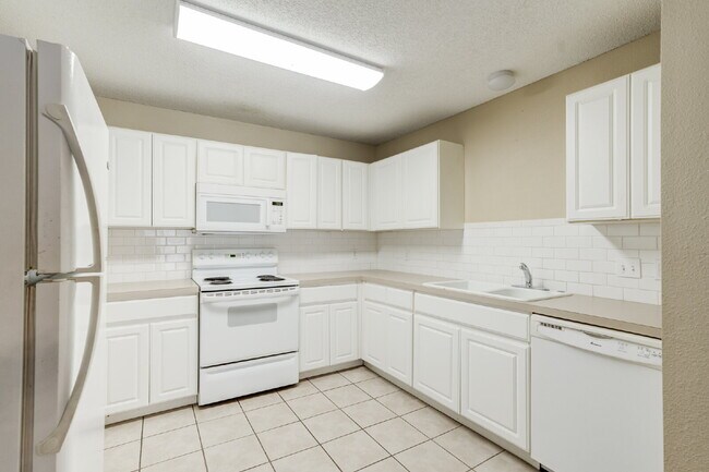 Building Photo - Conveniently located 2/2/2 with basement!!