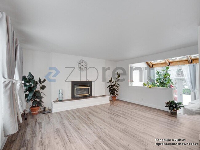 Building Photo - 4820 Seahurst Ave