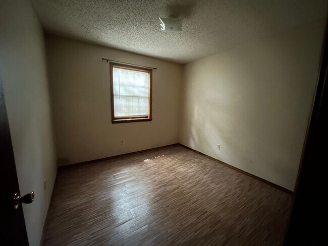 Building Photo - Come take a look at this 3-bedroom 1.5-bat...