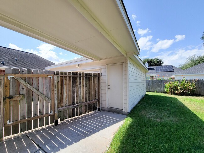 Building Photo - 11147 Carriage Lake Dr