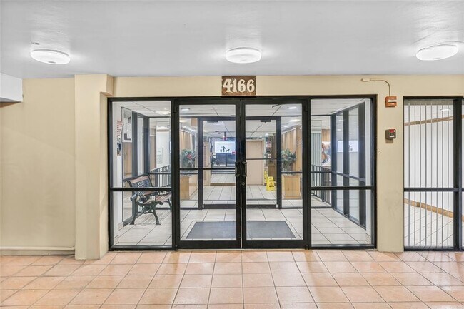 Building Photo - 4166 Inverrary Dr