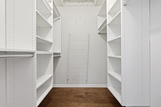 Building Photo - 215 St Michaels Walk