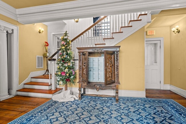 Building Photo - Amazing Garden-Style Condo Available NOW! ...