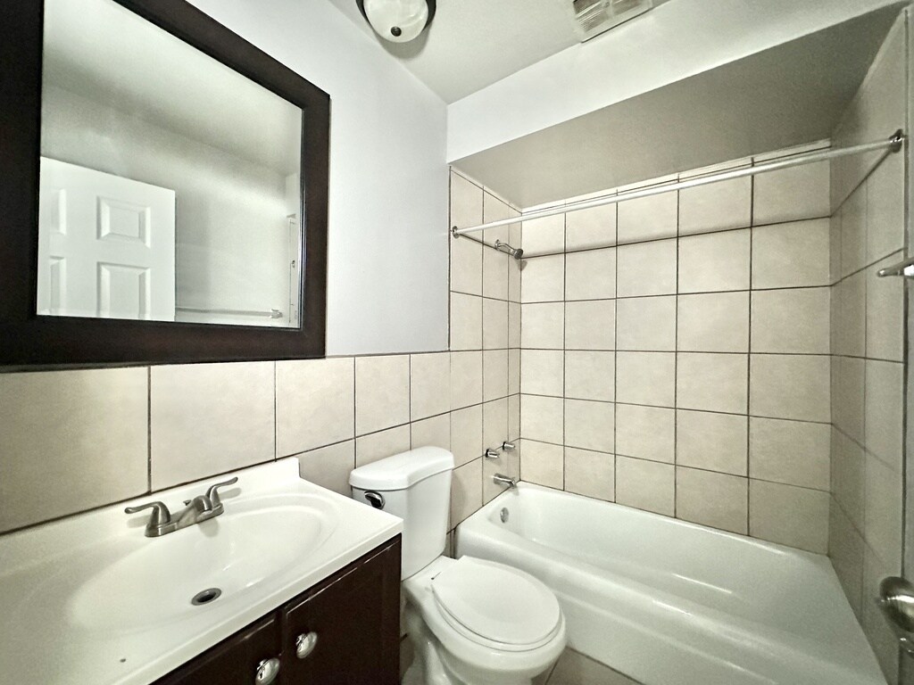 Building Photo - 5820 N Sheridan Rd