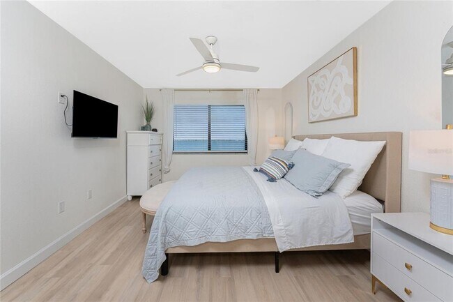 Building Photo - 1500 Park Beach Cir