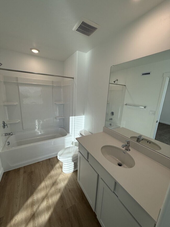 Building Photo - Beautiful Town Home in Salem, UT