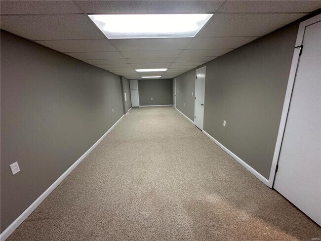 Building Photo - Discover the epitome of comfort in this 3-bed, 2-bath ranch-style gem.