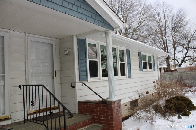 Building Photo - 14 Knollwood Dr