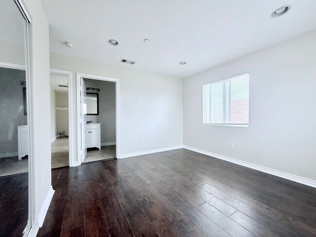 Building Photo - 1549 E 50th St