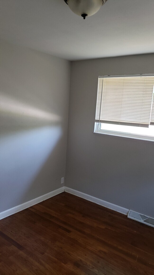 Building Photo - 10418 Monarch Dr Saint Louis, MO 63136