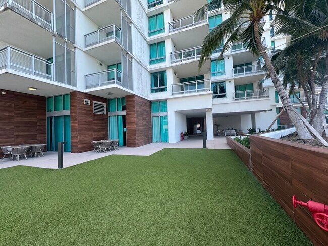 Building Photo - 350 S Miami Ave